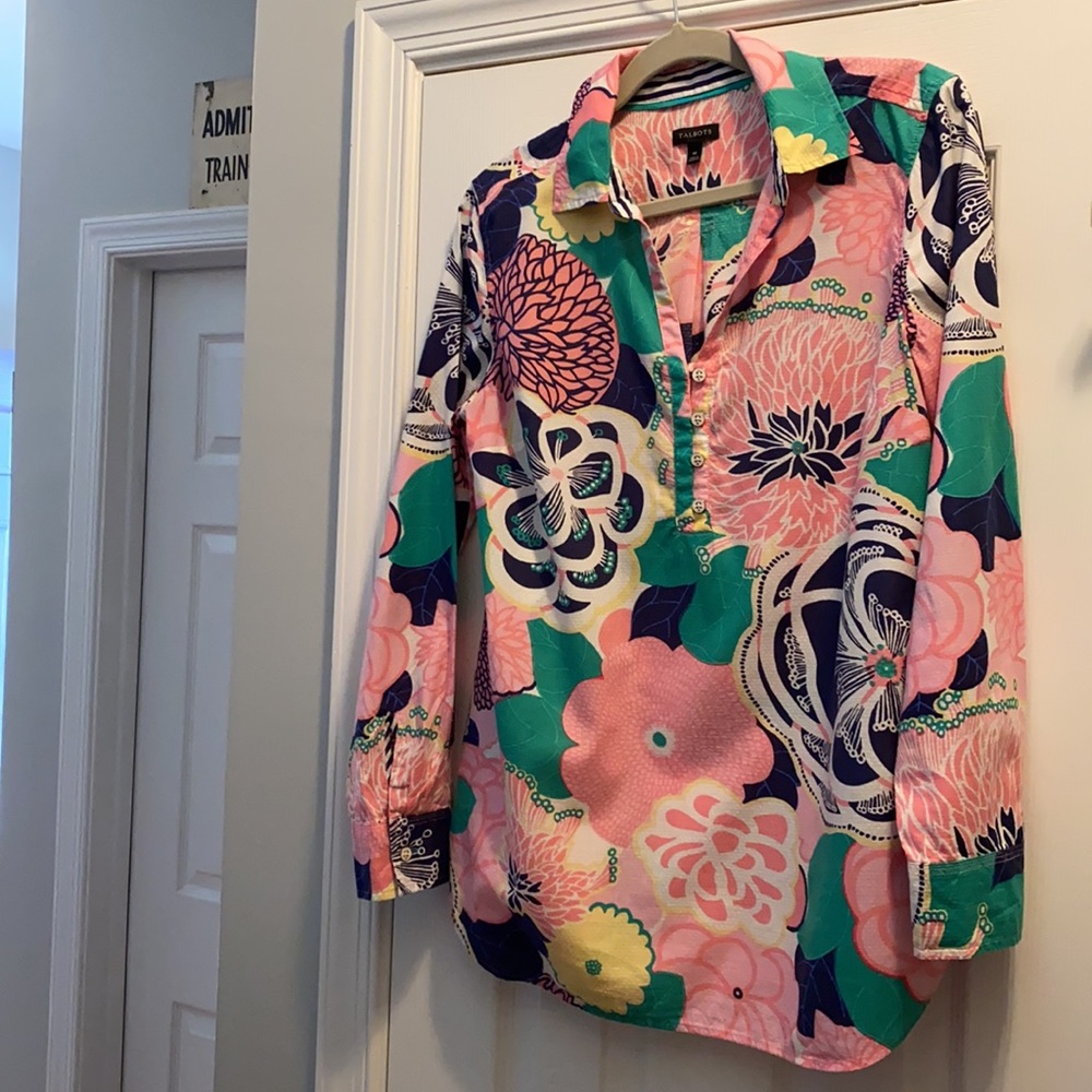 Beautiful Patterned Top! - image 3